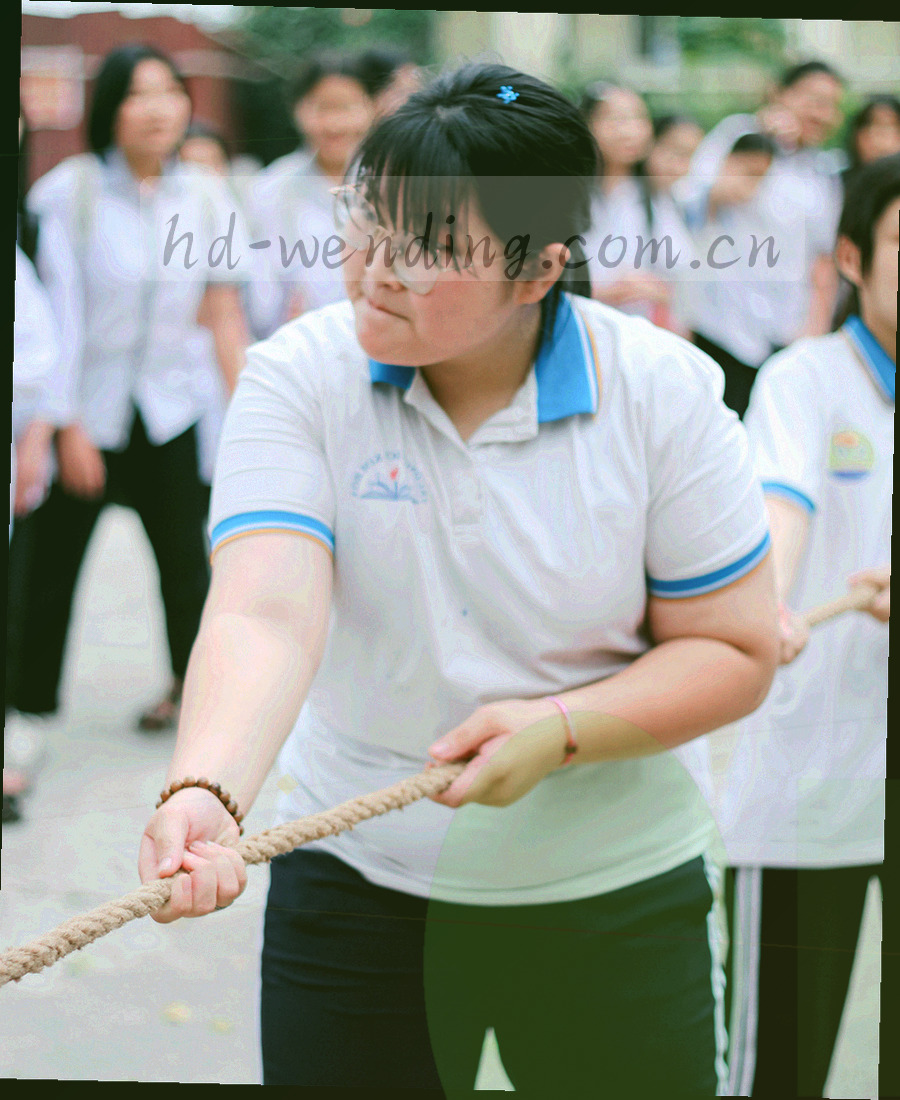 抽象的中式鼎器轮廓与斜向金色光带，暗金底色，无人物与文字